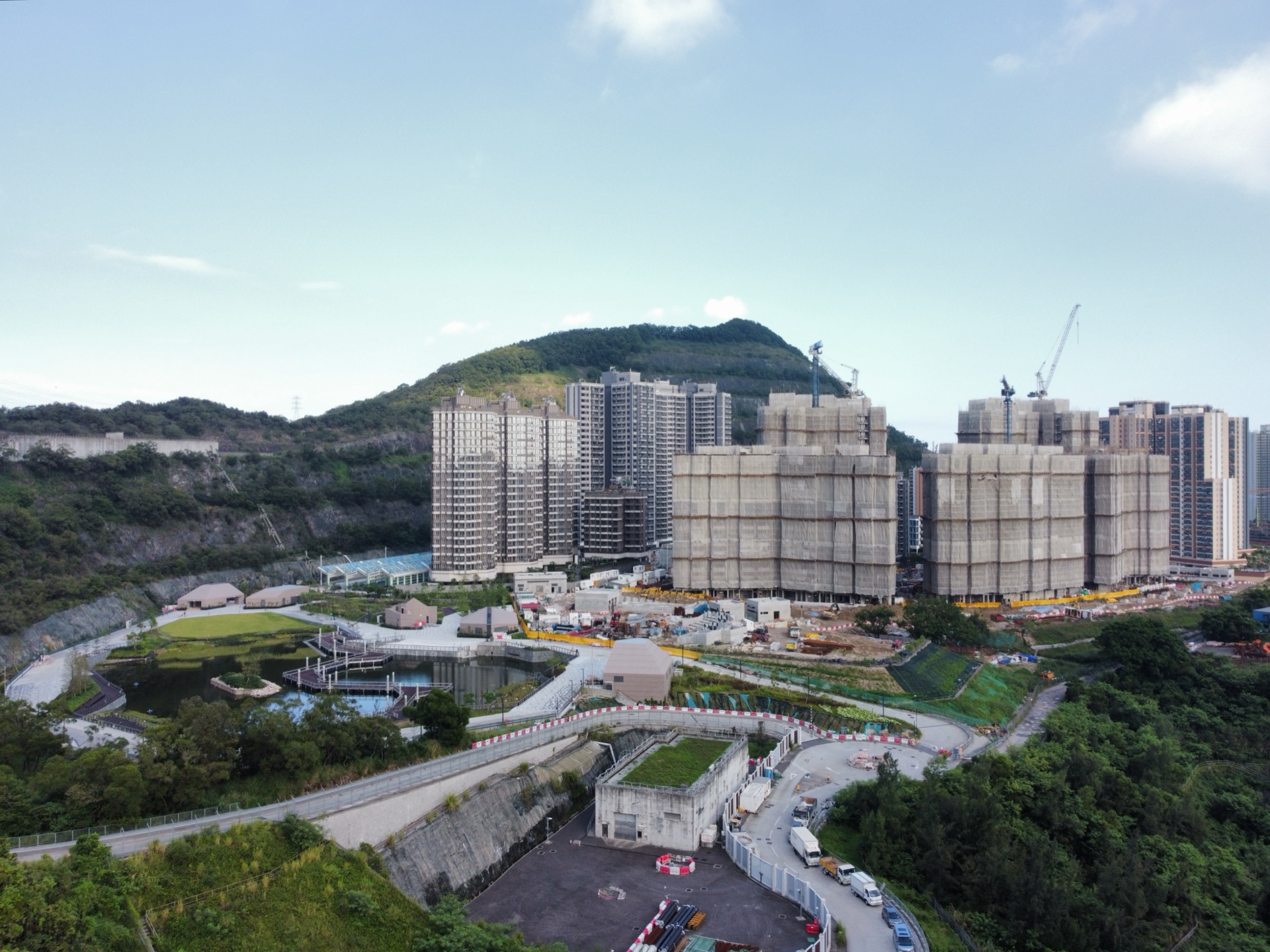 2026年9月6日大上托安達臣道石礦場發展區北側航拍，可見住宅樓宇、公園及仍在興建的地盤